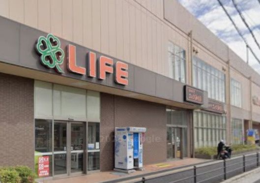 近くのライフ八戸ノ里店まで1,385m（徒歩18分）