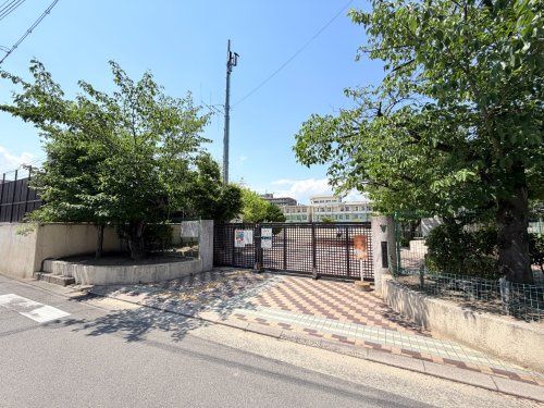 近くの豊中市立豊島小学校まで561m(徒歩8分)