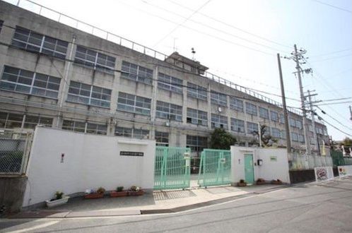 近くの鴻池東小学校まで545m（徒歩7分）