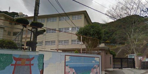 近くの長崎市立深堀中学校まで1,304m(徒歩17分)