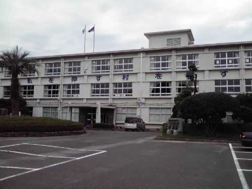 近くの岡垣町立岡垣中学校まで3,307m(徒歩42分)
