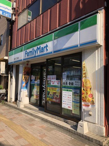 近くのファミリーマートまで461m(徒歩6分)