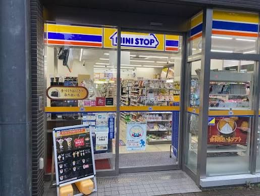 近くのミニストップ 上野池之端店まで437m(徒歩6分)