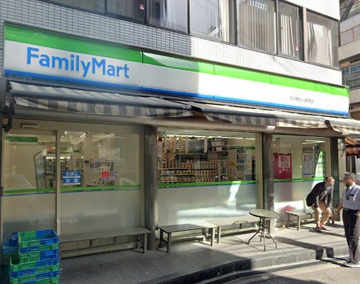 近くのファミリーマート 四つ橋なんば駅南店まで143m(徒歩2分)