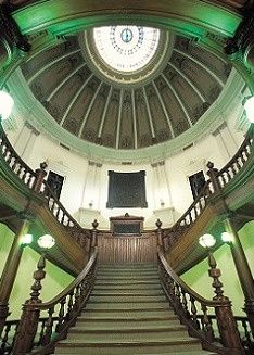 近くの大阪府立中之島図書館まで584m(徒歩8分)