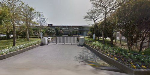 近くの鹿屋市立上小原中学校まで576m（徒歩8分）