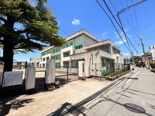 近くの豊中市立螢池小学校まで690m(徒歩9分)