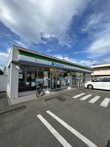 近くのファミリーマート 小平たかの街道店まで176m（徒歩3分）
