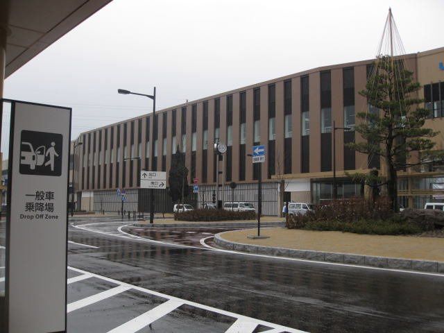 近くの新高岡まで306m(徒歩4分)