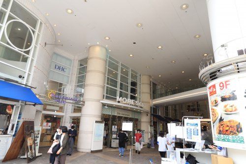 近くの横須賀モアーズシティまで945m(徒歩12分)