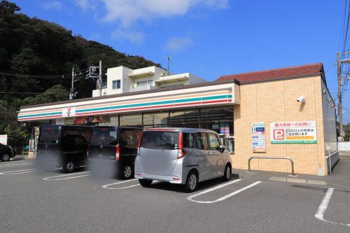近くのセブンイレブン 横須賀根岸町5丁目店まで315m(徒歩4分)