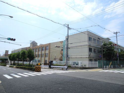 近くの神戸市立本山第三小学校まで804m（徒歩11分）