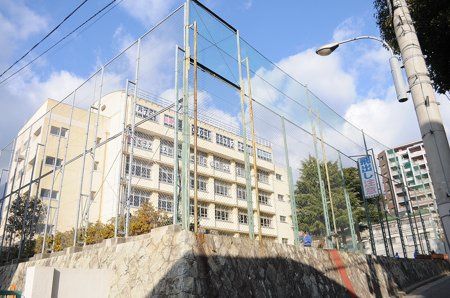 近くの神戸市立葺合中学校まで577m(徒歩8分)