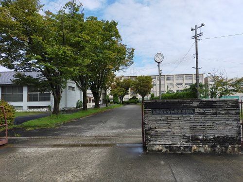 近くの愛知県立古知野高校まで946m（徒歩12分）