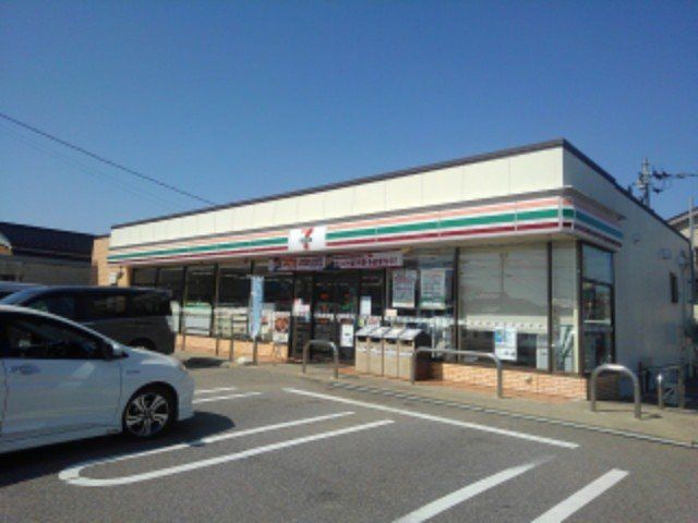 近くのセブンイレブン 高岡内免3丁目店まで331m（徒歩5分）