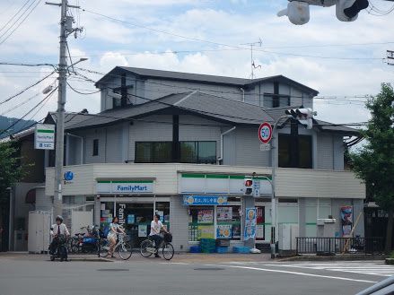 近くのファミリーマート 賀茂大橋店まで426m(徒歩6分)