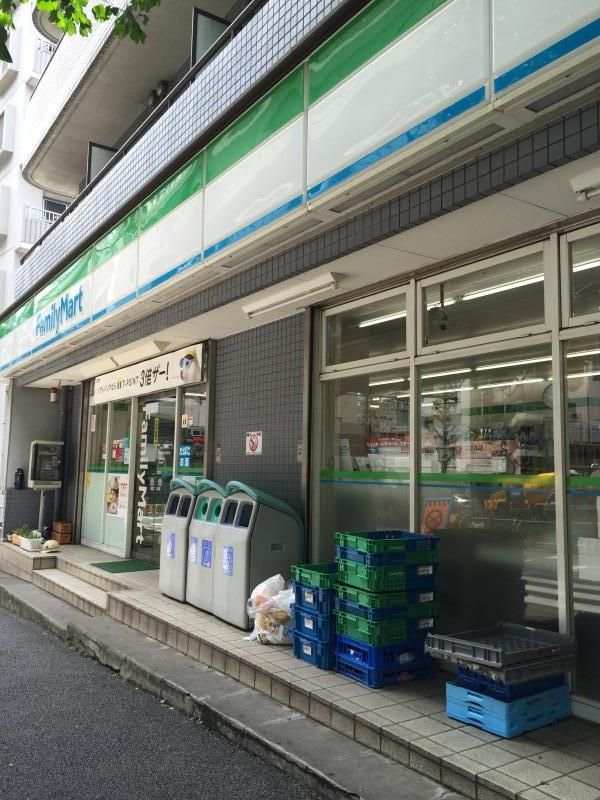 近くのファミリーマート金井窪山手通り店まで1,710m(徒歩22分)