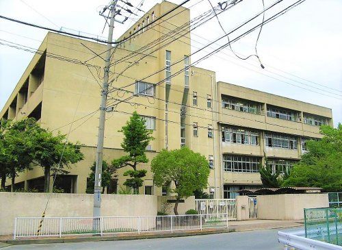 近くの四條畷西中学校まで560m（徒歩7分）