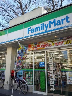近くのファミリーマート 上荻青梅街道店まで1,079m（徒歩14分）