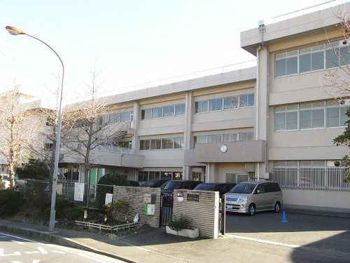 近くの衣笠小学校まで799m（徒歩10分）
