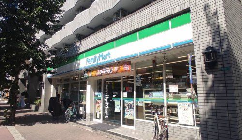 近くのファミリーマート 東淀川駅前店まで259m(徒歩4分)