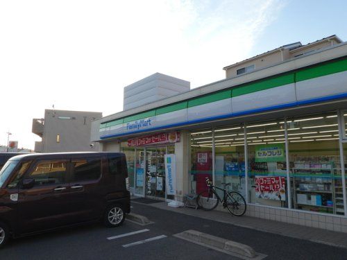 近くのファミリーマート 戸田本町一丁目店まで241m（徒歩4分）