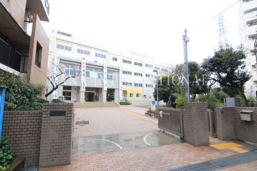 近くの足立区立第九中学校まで5,063m(徒歩64分)