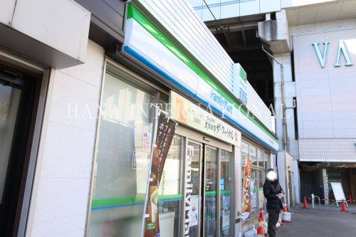 近くのファミリーマート 新越谷駅前店まで1,159m（徒歩15分）
