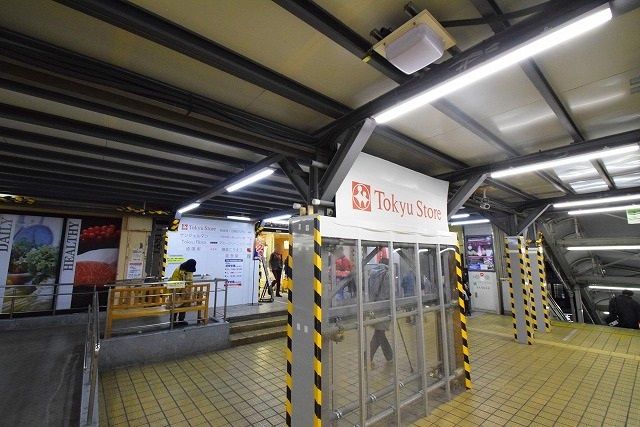 近くの東急ストア 菊名店まで527m(徒歩7分)