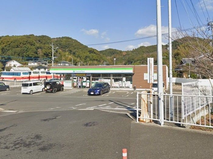 近くのファミリーマート川棚新谷店まで358m(徒歩5分)