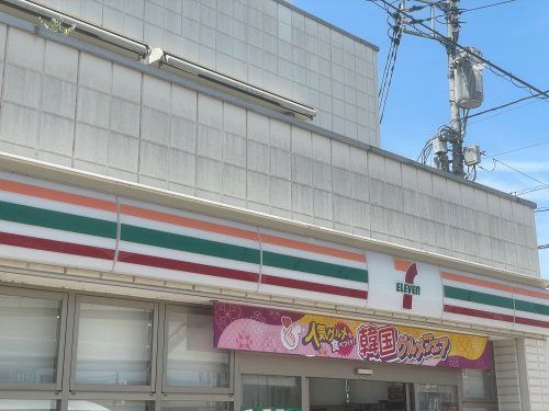 近くのセブン-イレブン 鶴瀬駅東口店まで657m（徒歩9分）