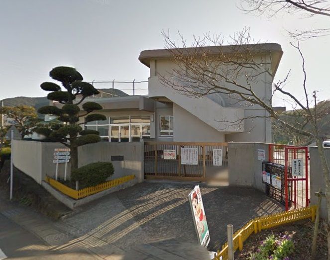 近くの長崎市立三原小学校まで566m(徒歩8分)