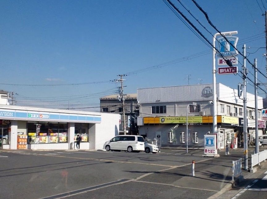 近くのローソン大東市三箇四丁目店まで268m（徒歩4分）