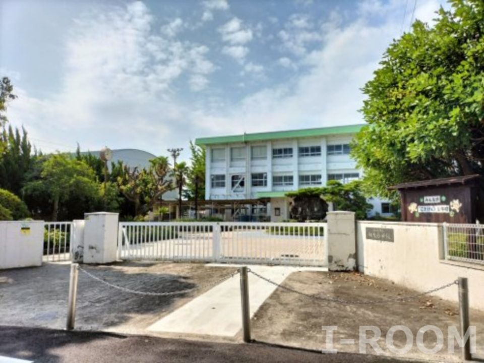 近くの松山市立垣生小学校まで487m(徒歩7分)