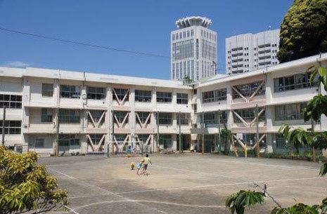 近くの横須賀市立汐入小学校まで973m（徒歩13分）