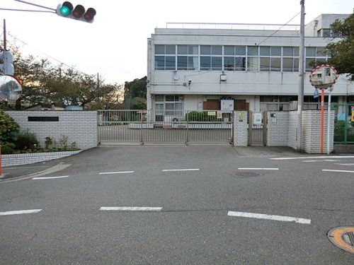 近くの横浜市立瀬ケ崎小学校まで762m(徒歩10分)