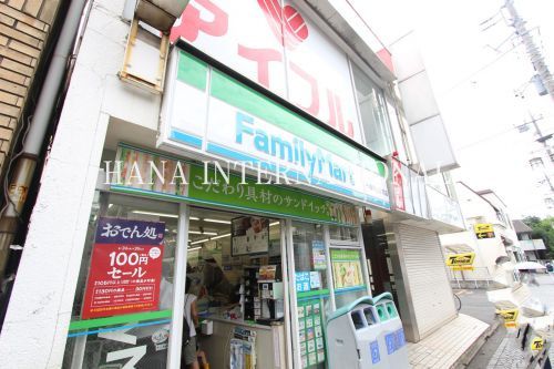 近くのファミリーマート 千歳烏山駅西口店まで1,133m（徒歩15分）
