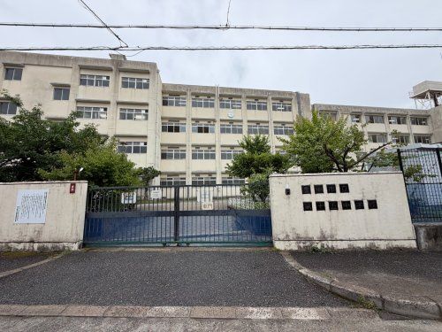 近くの豊中市立第十五中学校まで587m(徒歩8分)