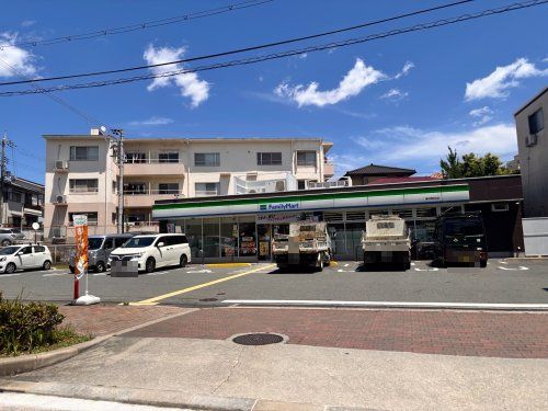 近くのファミリーマート豊中岡町北店まで654m(徒歩9分)