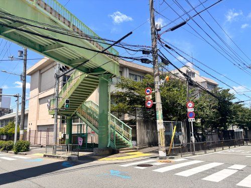 近くの豊中市立箕輪小学校まで325m(徒歩5分)