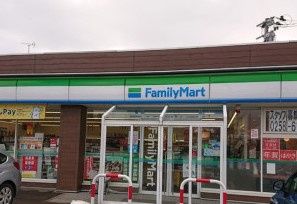 近くのファミリーマート見附元町店まで476m（徒歩6分）