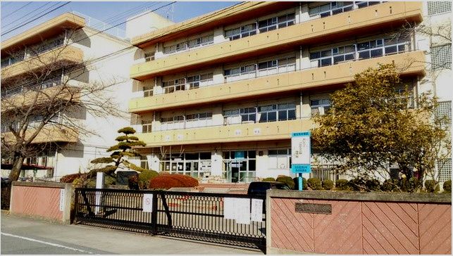 近くの高崎市立浜尻小学校まで727m(徒歩10分)