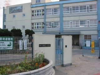 近くの門真小学校まで689m(徒歩9分)