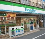 近くのファミリーマート新宿中落合三丁目店まで805m（徒歩11分）