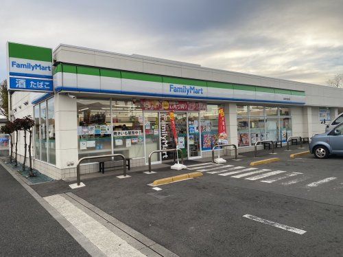 近くのファミリーマート 金森町田街道店まで563m(徒歩8分)