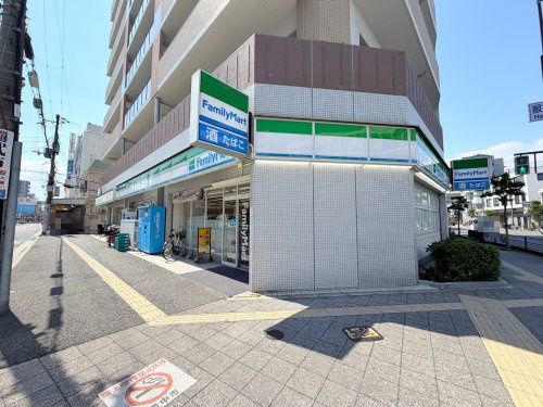 近くのファミリーマート服部駅前店まで754m(徒歩10分)