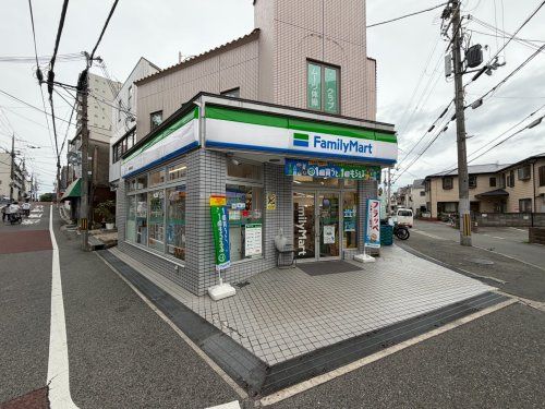 近くのファミリーマート曽根西町店まで140m(徒歩2分)
