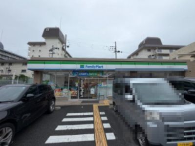 近くのファミリーマート豊中東泉丘店まで1,043m(徒歩14分)