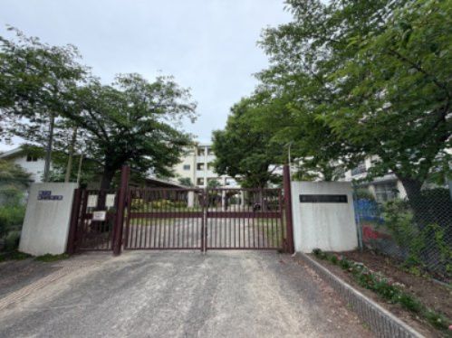 近くの豊中市立泉丘小学校まで539m(徒歩7分)
