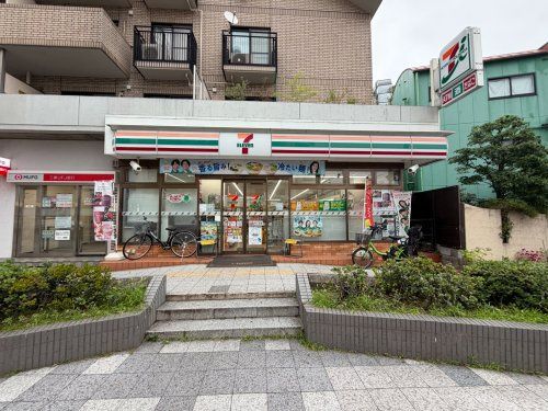 近くのセブンイレブン豊中曽根東町店まで561m(徒歩8分)
